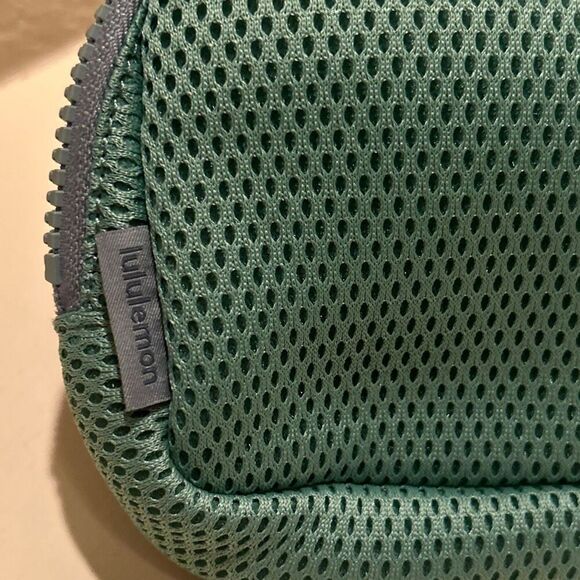 Lululemon Everywhere Belt Bag Knit Mesh Crater Blue Fanny Pack Waist Bag NWT - Picture 9 of 10